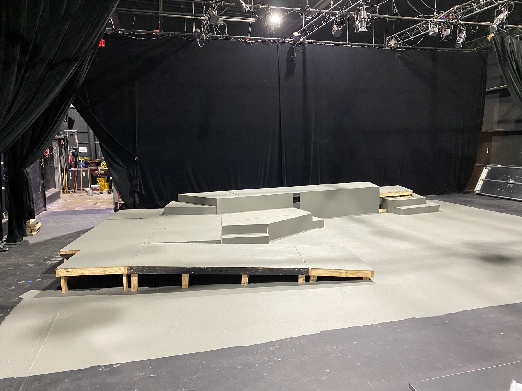 Box set platforms during scenic finishing